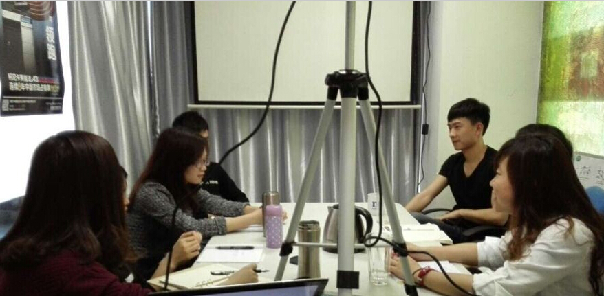 科颐办公小伙伴们正在召开服务讨论会