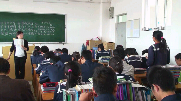 老师那不辞辛苦的谆谆教诲，点亮了我们前行的路。