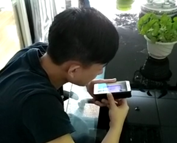 科颐办公工程师在用视频教客户处理问题，客户在师傅的指导下测试处理完的效果